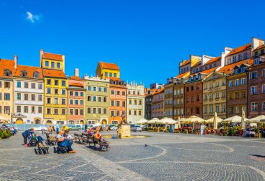 VARŞA, POLAND, AĞUSTOS 12 Ağustos 2016: Varşova 'daki eski kasaba meydanının yaz sabahı görüntüsü, Polonya.