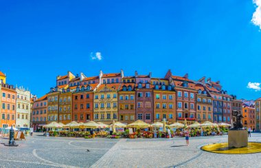 VARŞA, POLAND, AĞUSTOS 12 Ağustos 2016: Varşova 'daki eski kasaba meydanının yaz sabahı görüntüsü, Polonya.