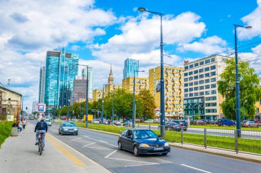 WARsaw, POLAND, AĞUSTOS 12, 2016: Polonya başkenti Varşova 'ya giden Prosta caddesinde trafik.