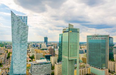 WARsaw, POLAND, AĞUSTOS 12, 2016: Polonya 'nın başkenti Varşova' daki bir iş merkezinin havadan görünüşü.