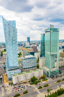 WARsaw, POLAND, AĞUSTOS 12, 2016: Polonya 'nın başkenti Varşova' daki bir iş merkezinin havadan görünüşü.