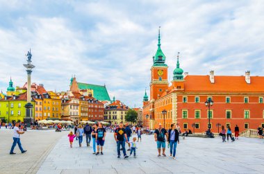 VARŞA, POLAND, AĞUSTOS 12 AĞUSTOS: İnsanlar Polonya 'nın Varşova kentindeki kraliyet şatosu ve sigismund sütununun önündeki kale meydanında yürüyorlar.