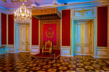 VARŞAN, POLAND, 12 AĞUSTOS 2016: Polonya 'nın Varşova kentindeki kraliyet sarayının taht salonuna bakış.