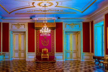 VARŞAN, POLAND, 12 AĞUSTOS 2016: Polonya 'nın Varşova kentindeki kraliyet sarayının taht salonuna bakış.