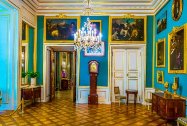 WARsaw, POLAND, AĞUSTOS 12, 2016: Polonya, Varşova 'daki kraliyet sarayının manzarası.