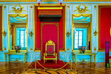 VARŞAN, POLAND, 12 AĞUSTOS 2016: Polonya 'nın Varşova kentindeki kraliyet sarayının taht salonuna bakış.