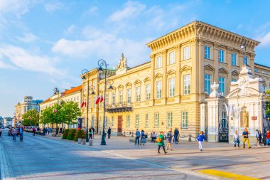 WARsaw, POLAND, AĞUSTOS 13 Ağustos 2016: İnsanlar Polonya 'nın Varşova kentindeki Krakowskie przedmiescie caddesinde geziniyorlar