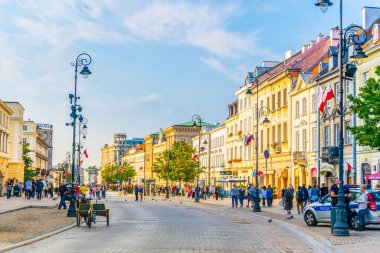 WARsaw, POLAND, AĞUSTOS 13 Ağustos 2016: İnsanlar Polonya 'nın Varşova kentindeki Krakowskie przedmiescie caddesinde geziniyorlar