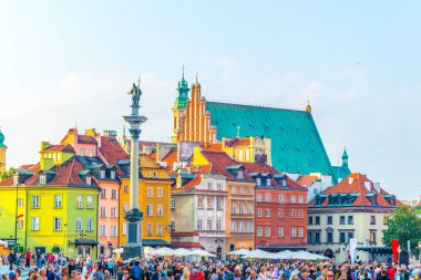 WARsaw, POLAND, AĞUSTOS 13 Ağustos 2016: İnsanlar Polonya 'nın Varşova kentindeki kraliyet şatosu ve sigismund sütununun önündeki kale meydanında yürüyorlar.