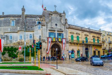 ALTAMURA, ITALY, APRIL 27, 2014: İtalya 'da bir ortaçağ festivali sırasında insanlar altamura şehrinde sokaklarda geziniyor.