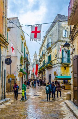 ALTAMURA, ITALY, APRIL 27, 2014: İtalya 'da bir ortaçağ festivali sırasında insanlar altamura şehrinde sokaklarda geziniyor.
