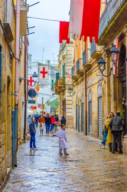 ALTAMURA, ITALY, APRIL 27, 2014: İtalya 'da bir ortaçağ festivali sırasında insanlar altamura şehrinde sokaklarda geziniyor.