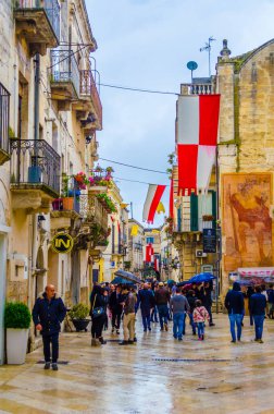 ALTAMURA, ITALY, APRIL 27, 2014: İtalya 'da bir ortaçağ festivali sırasında insanlar altamura şehrinde sokaklarda geziniyor.
