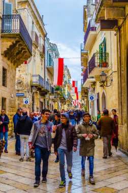 ALTAMURA, ITALY, APRIL 27, 2014: İtalya 'da bir ortaçağ festivali sırasında insanlar altamura şehrinde sokaklarda geziniyor.