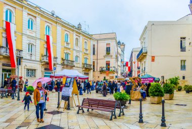 ALTAMURA, ITALY, APRIL 27, 2014: İtalya 'da bir ortaçağ festivali sırasında insanlar altamura şehrinde sokaklarda geziniyor.