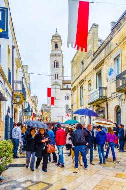 ALTAMURA, ITALY, APRIL 27, 2014: İtalya 'da bir ortaçağ festivali sırasında insanlar altamura şehrinde sokaklarda geziniyor.