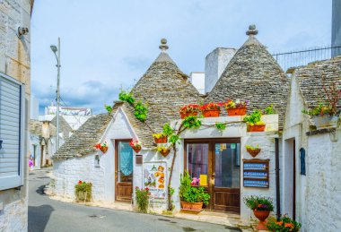 ALBEROBELLO, İtalya, 2 Mayıs 2014: Puglia, İtalya 'da Alberobello' daki geleneksel beyaz trulli evlerin manzarası.