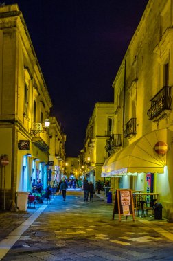 LECCE, ITALY, 2 Mayıs 2014: İtalyan şehri Lecce 'deki bir caddenin gece görüşü