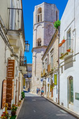 Monte SANTANGELO, İtalya, 9 Mayıs 2014: İtalyan şehri Monte Santangelo 'da dar bir sokak manzarası