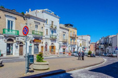 Monte SANTANGELO, İtalya, 9 Mayıs 2014: İtalyan şehri Monte Santangelo 'da dar bir sokak manzarası