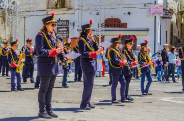 VİESTE, ITALY, 10 Mayıs 2014: İtalyan şehri Vieste 'nin sokaklarında Aziz Nicola festivali sırasında bir orkestra çalıyor.
