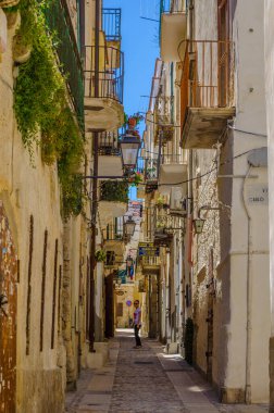 VİESTE, İtalya, 10 Mayıs 2014: İtalyan şehri Vieste 'de dar bir caddenin görüntüsü