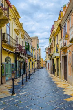 LUCERA, İtalya, 11 Mayıs 2014: İtalyan kenti Lucera 'da dar bir sokak manzarası