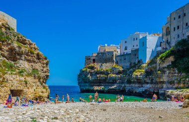 POLİGNANO A MARE, ITALY, MJUNE 6, 2014: İtalyan şehir polignano 'sunda plaj lama monachile cala porto manzarası.