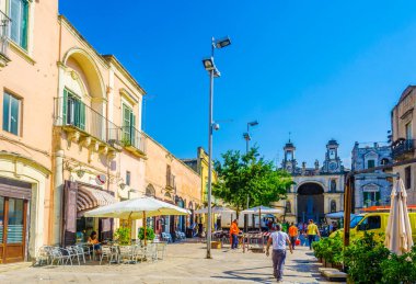 MATERA, ITALY, 10 HAZİRAN 2014: İtalyan şehri Matera 'nın dar bir caddesinin görüntüsü
