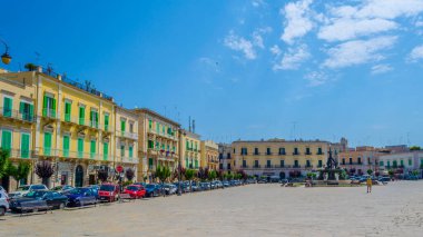 GIOVINAZZO, ITALY, 13 Haziran 2014: Giovinazzo, İtalya 'da Vittorio Emanuele II meydanının görüntüsü.