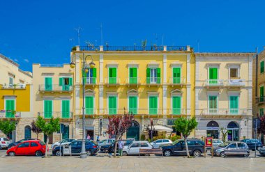 GIOVINAZZO, ITALY, 13 Haziran 2014: Giovinazzo, İtalya 'da Vittorio Emanuele II meydanının görüntüsü.
