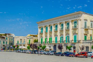 GIOVINAZZO, ITALY, 13 Haziran 2014: Giovinazzo, İtalya 'da Vittorio Emanuele II meydanının görüntüsü.