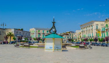 GIOVINAZZO, ITALY, 13 Haziran 2014: Giovinazzo, İtalya 'da Vittorio Emanuele II meydanının görüntüsü.