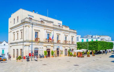 ALBEROBELLO, İtalya, 21 Haziran 2014: Alberobello, İtalya 'da küçük bir meydan manzarası.