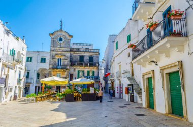 CISTERNINO, İtalya, 21 Haziran 2014: Cisternino, İtalya 'da küçük bir meydanın manzarası.