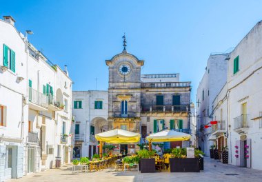 CISTERNINO, İtalya, 21 Haziran 2014: Cisternino, İtalya 'da küçük bir meydanın manzarası.