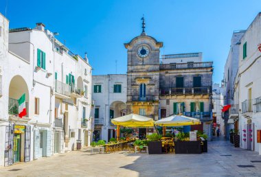 CISTERNINO, İtalya, 21 Haziran 2014: Cisternino, İtalya 'da küçük bir meydanın manzarası.
