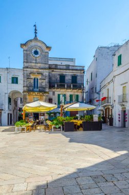 CISTERNINO, İtalya, 21 Haziran 2014: Cisternino, İtalya 'da küçük bir meydanın manzarası.