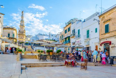OSTUNI, İtalya, 21 Haziran 2014: Ostuni, İtalya 'da küçük bir meydanın manzarası.