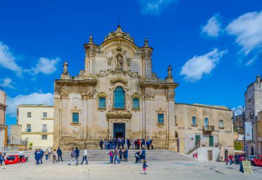 MATERA, ITALY, APRIL 27, 2014: İnsanlar Matera, İtalya 'da bir kilisenin önünde yürüyorlar.