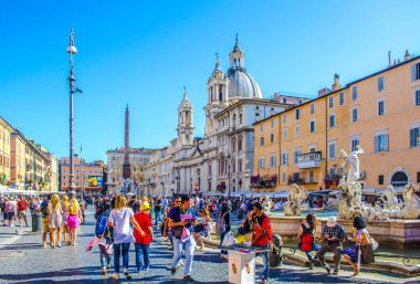 ROME, ITALY, 1 Haziran 2014: İnsanlar yaz başında Navona meydanında yürüyorlar.
