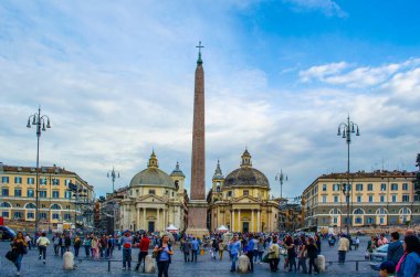 ROME, ITALY, 30 MAYIS 2014: Roma 'daki Meydan del Popolo' da insanlar merkez sütundan geçiyorlar