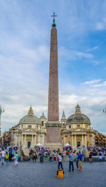 ROME, ITALY, 30 MAYIS 2014: Roma 'daki Meydan del Popolo' da insanlar merkez sütundan geçiyorlar