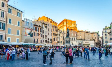 ROME, ITALY, 1 Haziran 2014: İnsanlar İtalya 'nın başkenti Roma' daki ünlü Piazza Farnese 'de geziniyorlar..