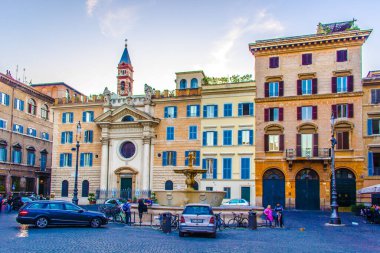 ROME, ITALY, 1 Haziran 2014: İnsanlar İtalya 'nın başkenti Roma' daki ünlü Piazza Farnese 'de geziniyorlar..