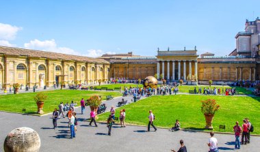 VATICAN, VATICAN, 1 Haziran 2014: İnsanlar Vatikan müzelerindeki parc kompleksinde dinleniyor.