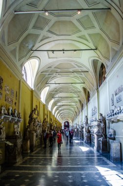 VATICAN, VATICAN, 1 Haziran 2014: İnsanlar Vatikan müzelerinden geçen koridordaki tuhaf heykellere hayran.