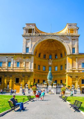 VATICAN, VATICAN, 1 Haziran 2014: İnsanlar Vatikan müzelerindeki parc kompleksinde dinleniyor.