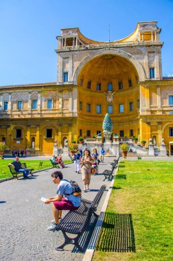 VATICAN, VATICAN, 1 Haziran 2014: İnsanlar Vatikan müzelerindeki parc kompleksinde dinleniyor.