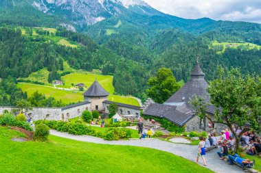 WERFEN, AUSTRIA, 2 Temmuz 2016: Turistler Avusturya 'daki Hohenwerfen şatosunda geziniyorlar.